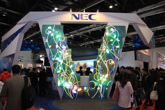 NEC展區工程顯示器V形拼接方案極具特色