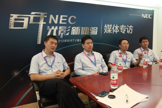 NEC高層（從左至右）：銷售支持本部副總劉崢、數字電影機全國銷售經理陳玨洺、數字電影機銷售事業部副總李敬、產品技術部部長崔永新 