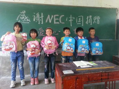 希望災區的學生們都能戰勝困難，健康成長