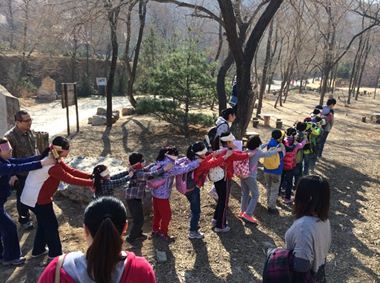 孩子們扮演蒙上眼睛的毛毛蟲，感受陽光和風，分辨土路、草地、石板路、坡路的不同感覺