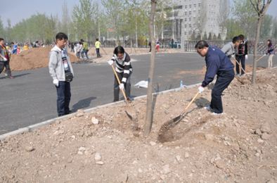 NEC（中國）副總裁杜軍（右一）親力親為，積極植樹