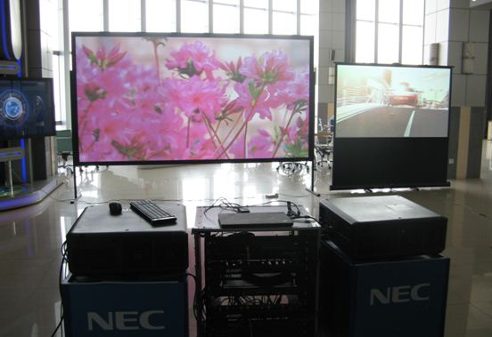 “網絡分布式拼接融合解決方案”中2臺PX800X+投影機融合展示