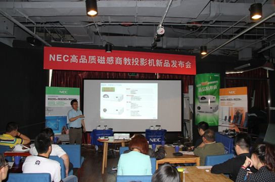 NEC（中國）顯示產品技術部部長崔永新進行產品講解