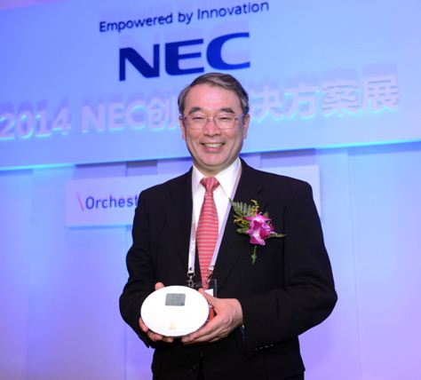 NEC全球總裁遠藤信博介紹無創采血新技術 