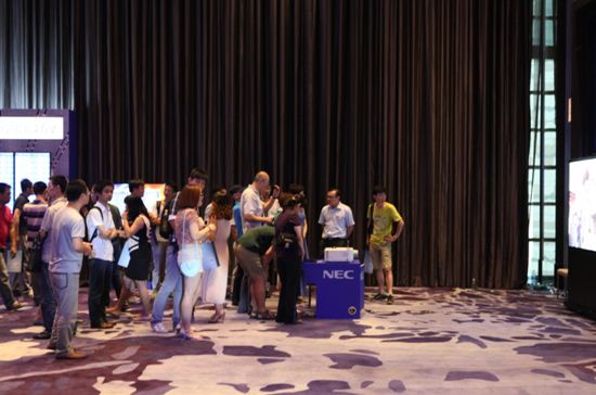 與會來賓排隊體驗NEC“主動立體HDBase-T解決方案”3D效果