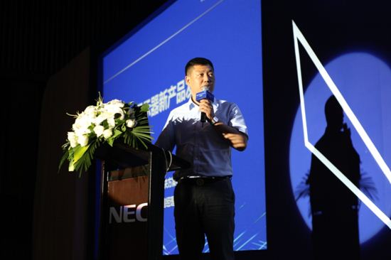 NEC（中國）有限公司顯示產品解決方案事業部東北大區銷售經理朱國升 介紹顯示器新品