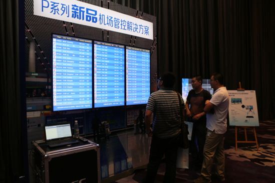 NEC“NaviSet機場管控解決方案”采用三聯屏設計 OPS端口讓整體更顯簡潔、美觀