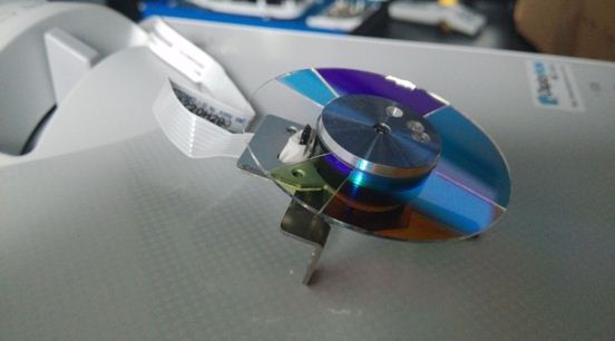 NEC M2系列投影機磁感色輪定位系統 為色彩精準保駕護航