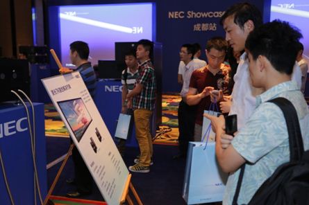 NEC“激光7K融合解決方案”出眾效果引來賓駐足觀賞