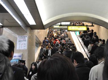 2011年3.11大地震時滯留于池袋車站西口的無法回家的人群（豐島區提供）